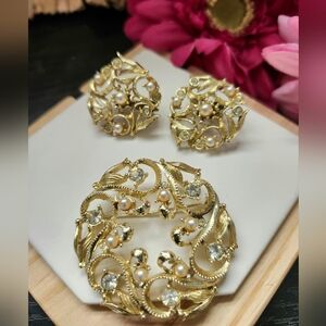 Vintage Signed JVS Beautiful  Brooch and Clip On Earrings Set